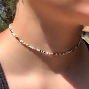 Mono chrome choker